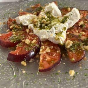 Tomate Morado y Burrata ( Salsa pesto y Nueces )