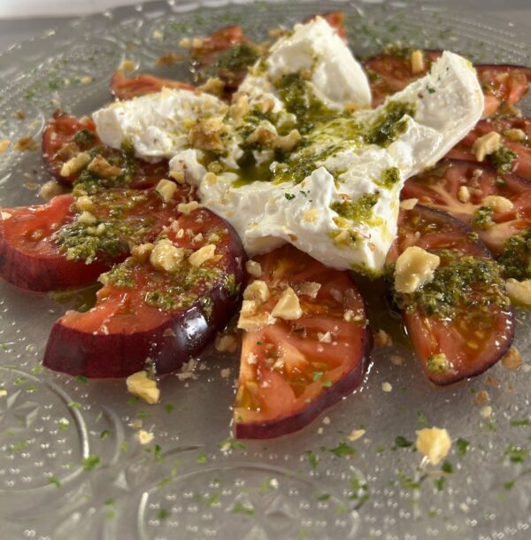 Tomate Morado y Burrata ( Salsa pesto y Nueces )